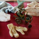 Exposición en el Museo Escolar de Pusol de moda infantil de los años 50 y 60.